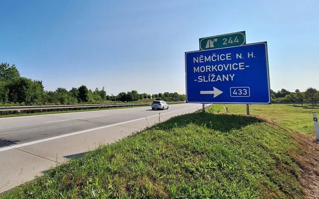 Omezení na D1 u Nezamyslic. Autostrádu na jihu Olomouckého kraje chystají na dopravní boom