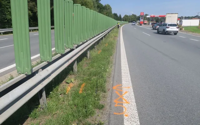 Řidič v Mohelnici utrhl kolo, které odletělo a narazilo do protijedoucího vozu. Od nehody utekl