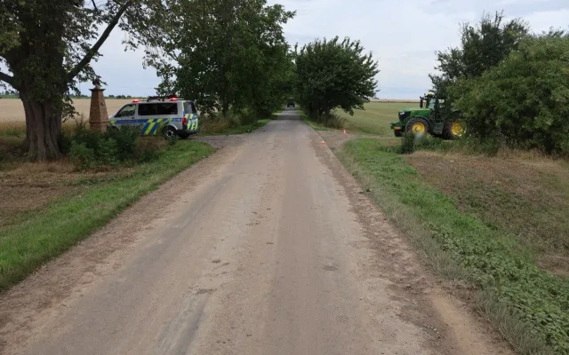 U Náměště na Hané auto srazilo seniora, který byl na vyjížďce s vnučkou. Řidič ujel
