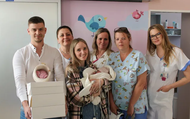 VIDEO: Viktorka se vešla do dlaně, po porodu ve Fakultní nemocnici měla 386 gramů. Dnes prospívá