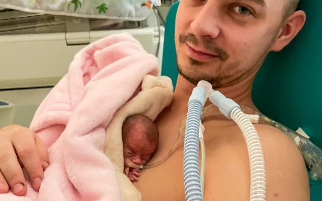 VIDEO: Viktorka se vešla do dlaně, po porodu ve Fakultní nemocnici měla 386 gramů. Dnes prospívá