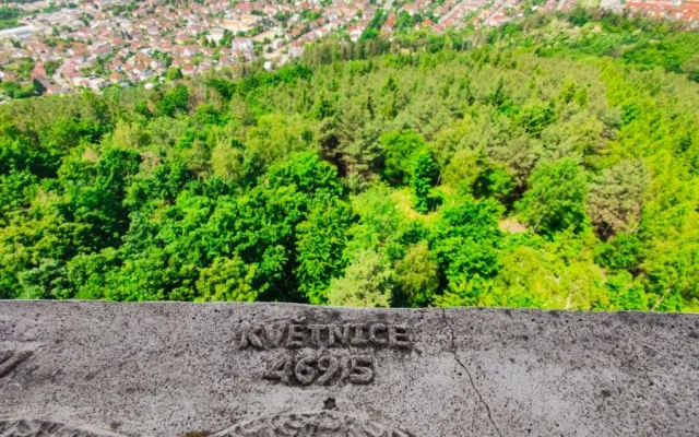 TIP NA VÝLET: Klucanina, to je rozhledna, herní stezka i Tišnovské Stonehenge