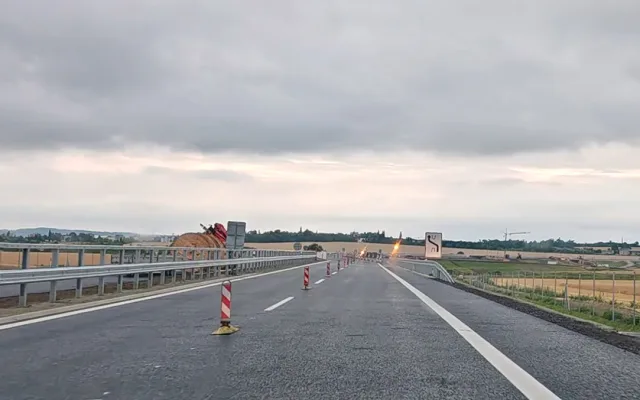 Nový úsek D35 u Olomouce se v neděli ráno postupně zpřístupňoval řidičům
