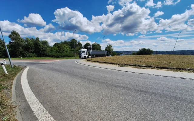 Pozor v Lipníku nad Bečvou. Kvůli opravám děr se zavírá okružná křižovatka