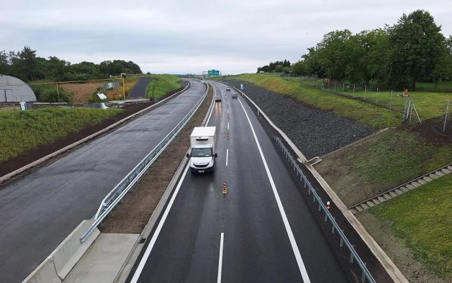 VIDEO: Otevřeno a uzavřeno. Nový zásadní úsek D35 mění dopravu u Olomouce