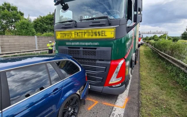 Za kolapsem na D35 byla rychlá jízda BMW. Do havarovaného auta ještě narazil kamion