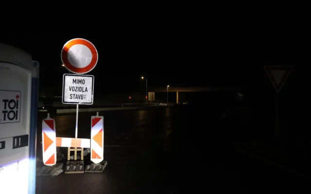 Dvě auta v hromadě štěrku ve dvou dnech. Uzavírka opravovaného úseku D35 u Olomouce zlobí řidiče