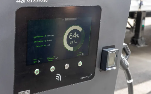 Elektrokamiony vítány. První dobíjecí centrum pro tahače v ČR vyrostlo na Prostějovsku