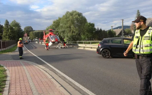Pro motorkáře letěl vrtulník. V Adolfovicích ho při odbočování srazil osmnáctiletý řidič