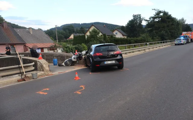 Pro motorkáře letěl vrtulník. V Adolfovicích ho při odbočování srazil osmnáctiletý řidič