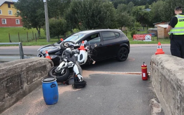 Pro motorkáře letěl vrtulník. V Adolfovicích ho při odbočování srazil osmnáctiletý řidič