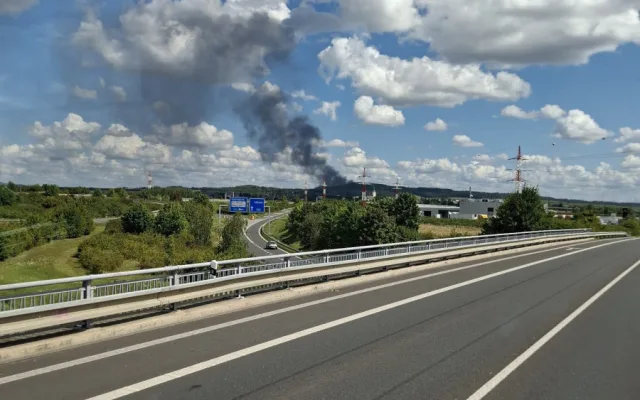 Černý dým byl vidět až z Olomouce. S požárem průmyslového areálu bojovalo 8 jednotek hasičů