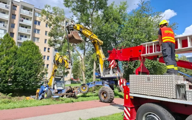 Jeden špatný krok? V Jeseníku hasiči lovili z potoka kráčející bagr