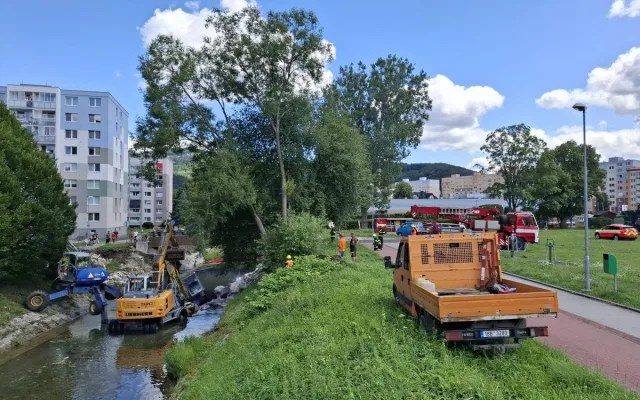 Jeden špatný krok? V Jeseníku hasiči lovili z potoka kráčející bagr