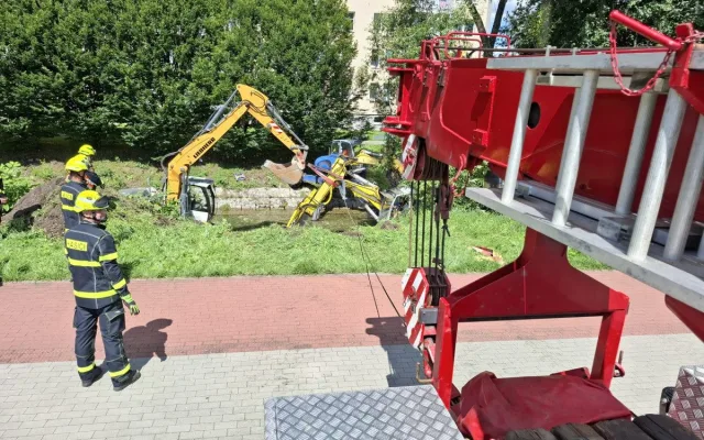 Jeden špatný krok? V Jeseníku hasiči lovili z potoka kráčející bagr