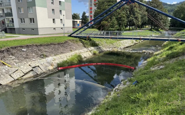 Jeden špatný krok? V Jeseníku hasiči lovili z potoka kráčející bagr