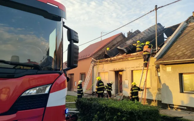 Hasiči měli plné ruce práce. Hořely rodinné domy v Čelechovicích na Hané a Kojetíně