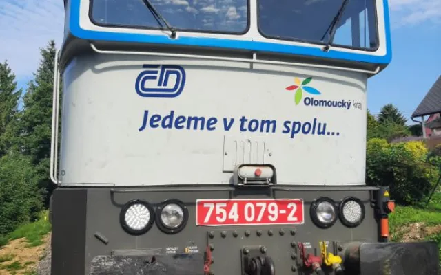 Řidička na Jesenicku přehlédla osobní vlak. Vyvázla v šoku, se zničeným autem, ale bez zranění