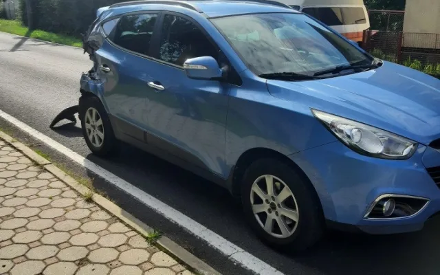 Řidička na Jesenicku přehlédla osobní vlak. Vyvázla v šoku, se zničeným autem, ale bez zranění