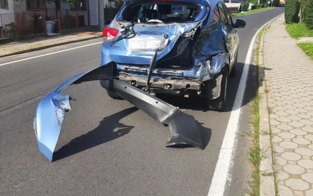 Řidička na Jesenicku přehlédla osobní vlak. Vyvázla v šoku, se zničeným autem, ale bez zranění