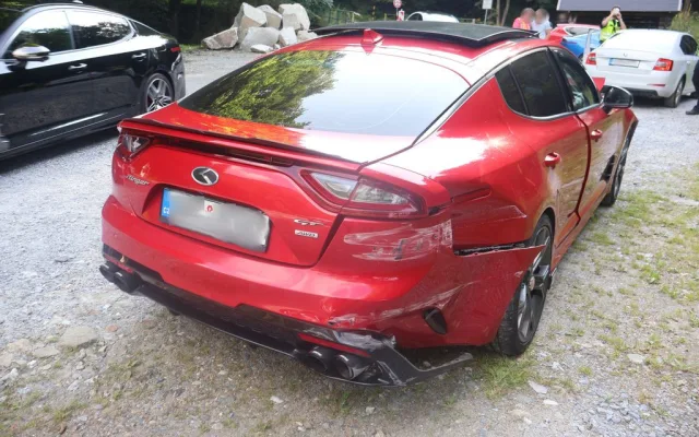 Řidič sporťáku nezvládl na Červenohorském sedle zatáčku číslo 18, skončil ve svodidlech