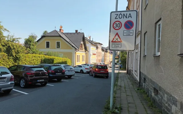 Třicítka v šumperských ulicích zkrotila automobil. Obyvatelé si změny v dopravě pochvalují