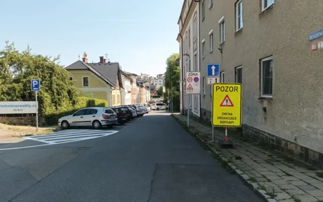 Třicítka v šumperských ulicích zkrotila automobil. Obyvatelé si změny v dopravě pochvalují