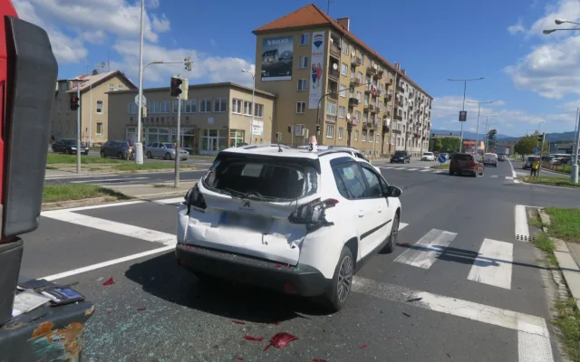 Řidič nákladního vozu nedobrzdil v Šumperku před křižovatkou a narazil do osobního auta