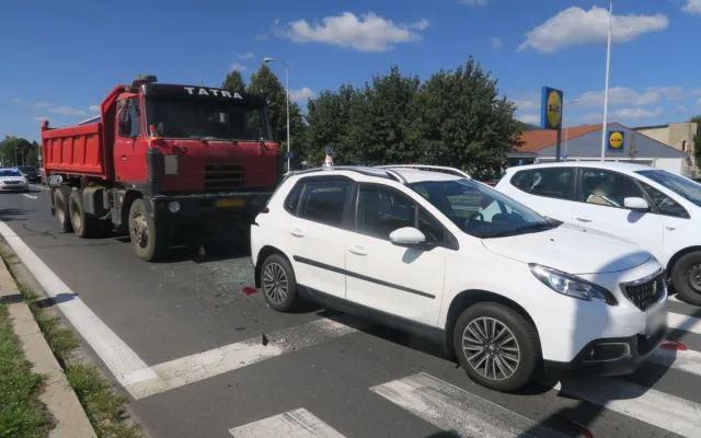 Řidič nákladního vozu nedobrzdil v Šumperku před křižovatkou a narazil do osobního auta