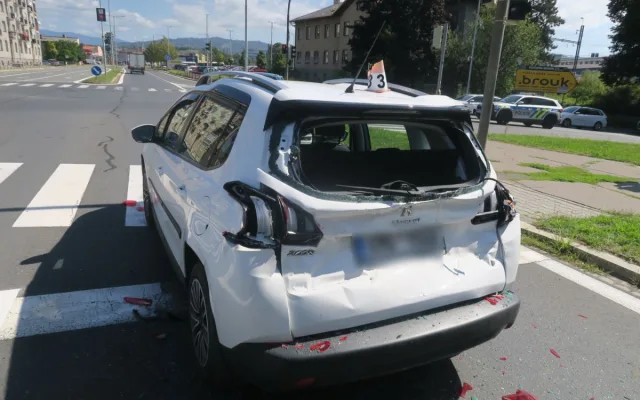 Řidič nákladního vozu nedobrzdil v Šumperku před křižovatkou a narazil do osobního auta