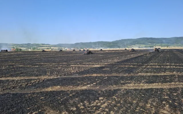Padesát balíků slámy v plamenech. Hasiči likvidovali požár pole a zemědělského stroje u Dlouhé Loučky