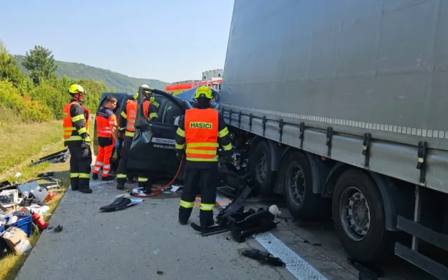 Řidič zůstal při nehodě na D1 zaklíněný pod kamionem. Dálnice D1 u Hranic byla zcela uzavřená