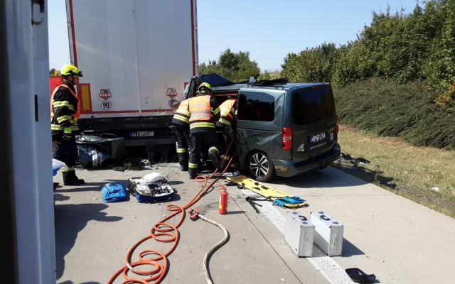 Řidič zůstal při nehodě na D1 zaklíněný pod kamionem. Dálnice u Hranic byla zcela uzavřená