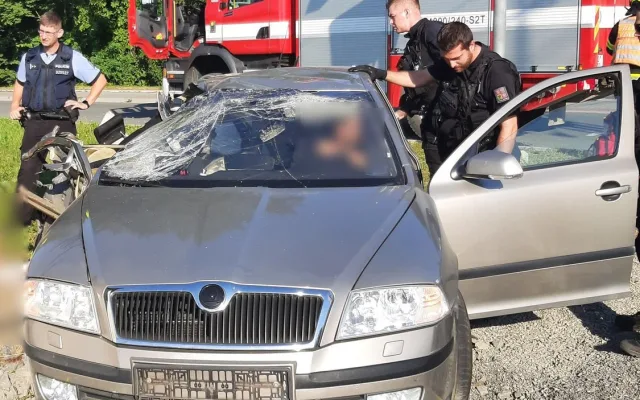 Ve Šternberku se srazil osobní vlak s autem, řidič a spolujezdec jsou zranění