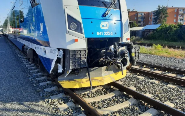 Ve Šternberku se srazil osobní vlak s autem, řidič a spolujezdec jsou zranění
