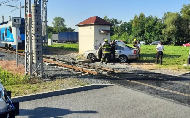 Ve Šternberku se srazil osobní vlak s autem, řidič a spolujezdec jsou zranění