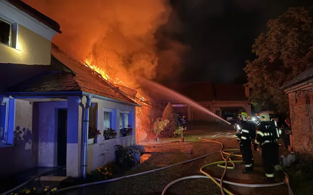 V Třeštině na Šumpersku hořel nad ránem rodinný dům. Zasahovaly 4 jednotky hasičů