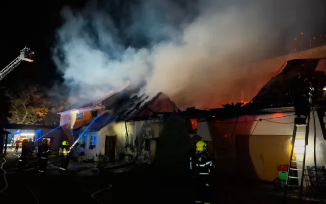 V Třeštině na Šumpersku hořel nad ránem rodinný dům. Zasahovaly 4 jednotky hasičů