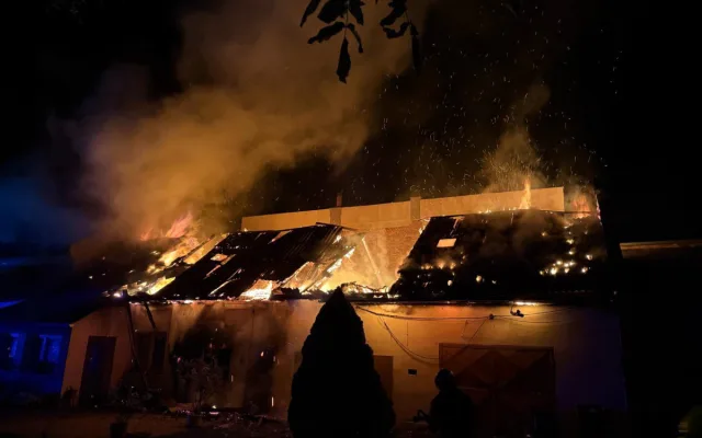 V Třeštině na Šumpersku hořel nad ránem rodinný dům. Zasahovaly 4 jednotky hasičů