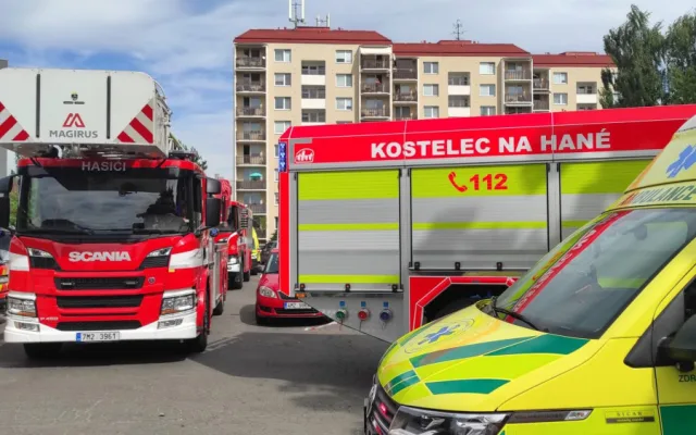Padesát lidí evakuováno při požáru sklepa v paneláku v Prostějově, sedm je v nemocnici