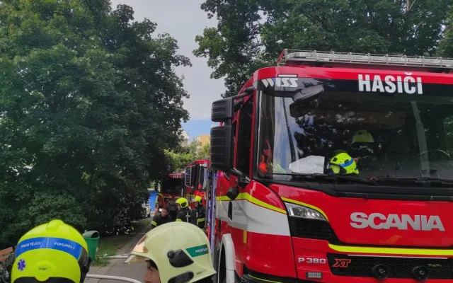 Padesát lidí evakuováno při požáru sklepa v paneláku v Prostějově, sedm je v nemocnici
