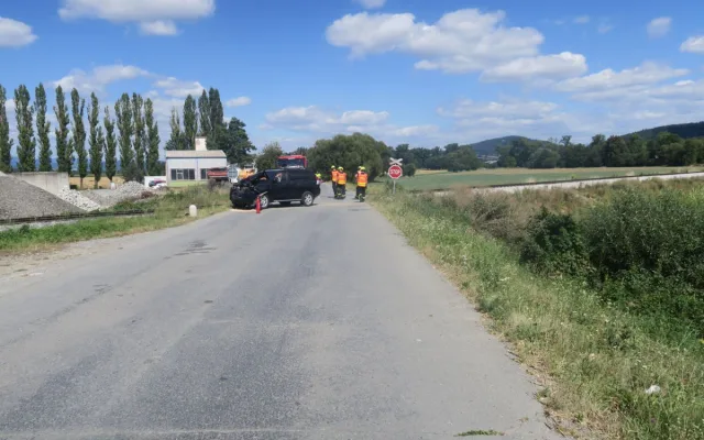 U Leštiny lokomotiva sešrotovala automobil. Z hrozivé nehody posádka vyvázla jen se zraněním