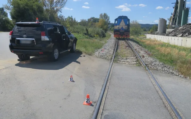 U Leštiny lokomotiva sešrotovala automobil. Z hrozivé nehody posádka vyvázla jen se zraněním