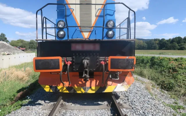 U Leštiny lokomotiva sešrotovala automobil. Z hrozivé nehody posádka vyvázla jen se zraněním