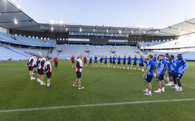 Tým Sigmy při tréninku na stadionu Eleda