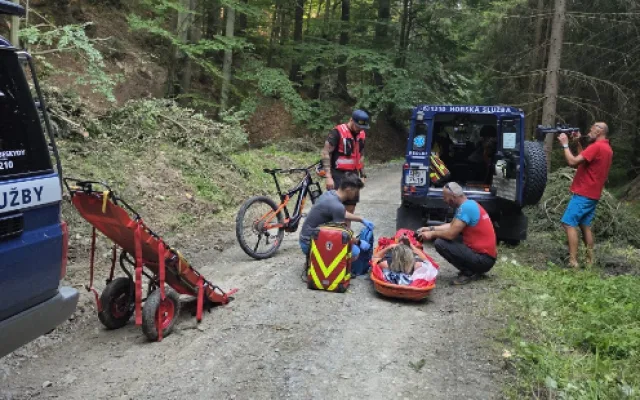 Do odlehlé rokle v údolí Bílé Opavy se zřítil turista a poranil si hlavu. Letěl pro něho vrtulník
