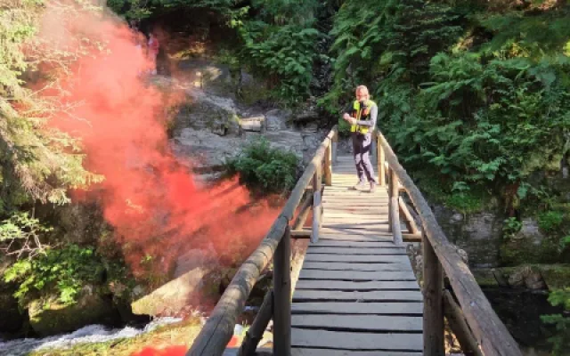 Do odlehlé rokle v údolí Bílé Opavy se zřítil turista a poranil si hlavu. Letěl pro něho vrtulník