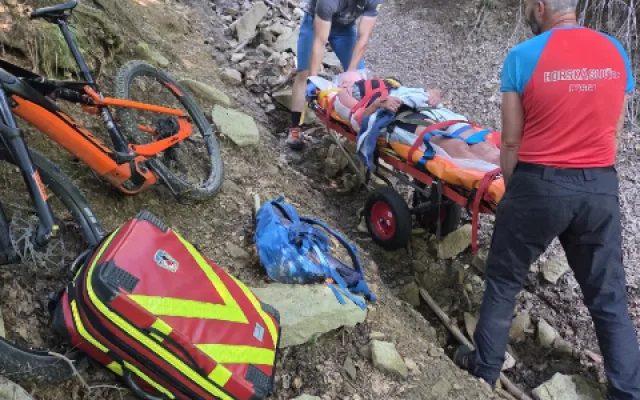Do odlehlé rokle v údolí Bílé Opavy se zřítil turista a poranil si hlavu. Letěl pro něho vrtulník