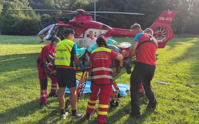 Do odlehlé rokle v údolí Bílé Opavy se zřítil turista a poranil si hlavu. Letěl pro něho vrtulník