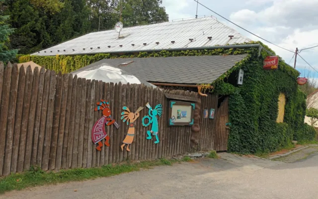 TIP NA VÝLET: Zkamenělý zámek nabízí procházku čarokrásným údolím. Bonusem jsou jeskyně